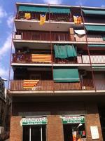 Fest. Mange altaner i Barcelona er pyntet med det catalanske flag i dag. Her er en bygning i bydelen Barceloneta. 