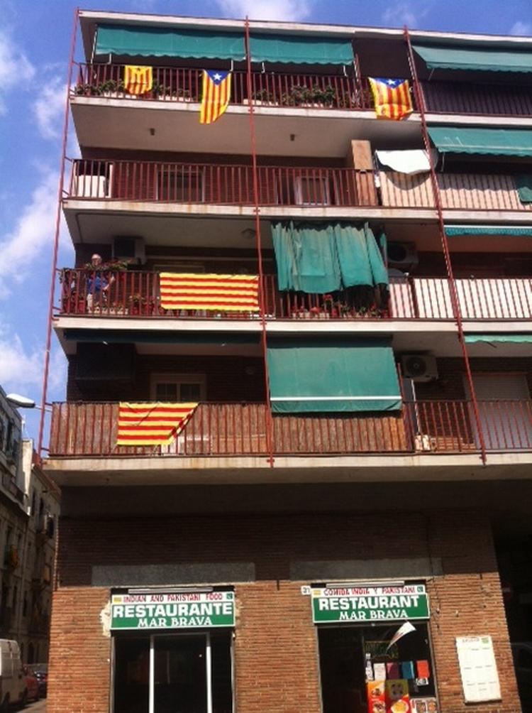 Fest. Mange altaner i Barcelona er pyntet med det catalanske flag i dag. Her er en bygning i bydelen Barceloneta. 