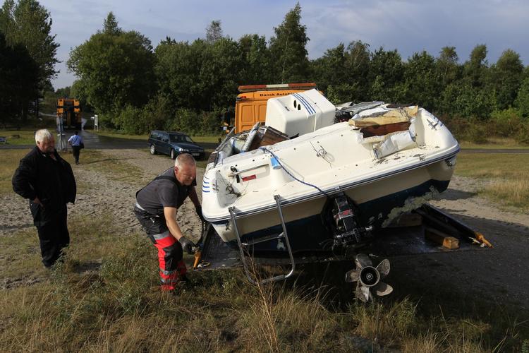 Ulykke. Fire mænd er omkommet i en bådulykke ved Hundige Havn. Spor på båden tyder på, at båden sejlede ind i en stenmole. 