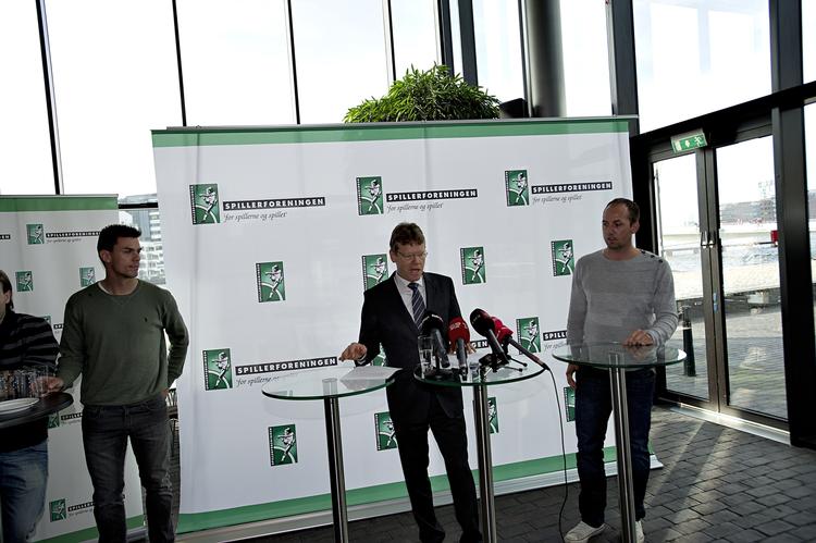 Vindere. Mads Øland (i midten) er chef i spillernes fagforening. 