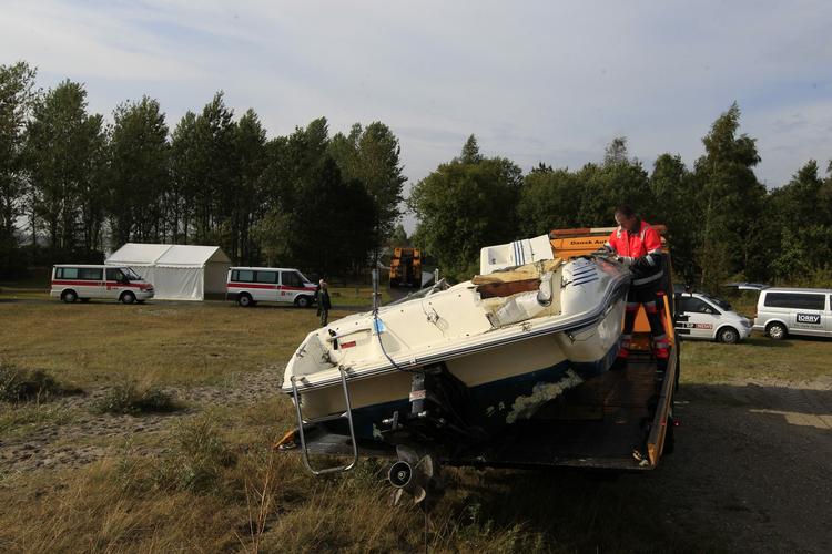 Ulykke. Fire mænd fra Roskilde og Greve mistede i nat livet, da deres båd sejlede ind i en stenmole ved Hundige Havn. 