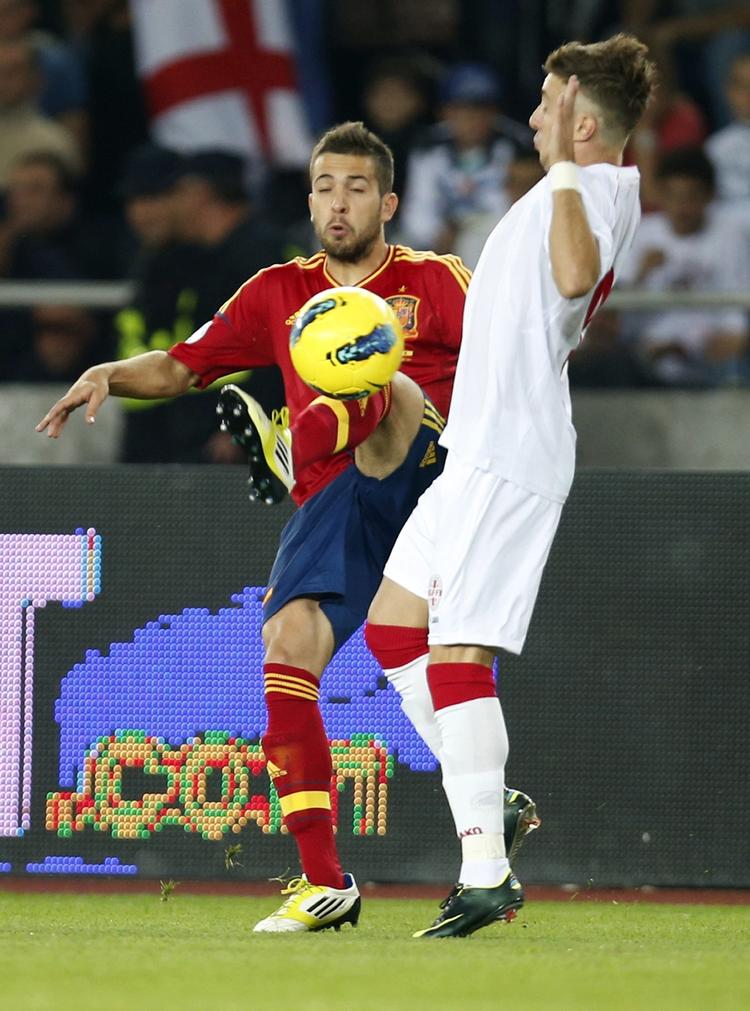 0-1. Spaniens Jordi Alba (t.v.) i nærkamp med David Targamadze. 
