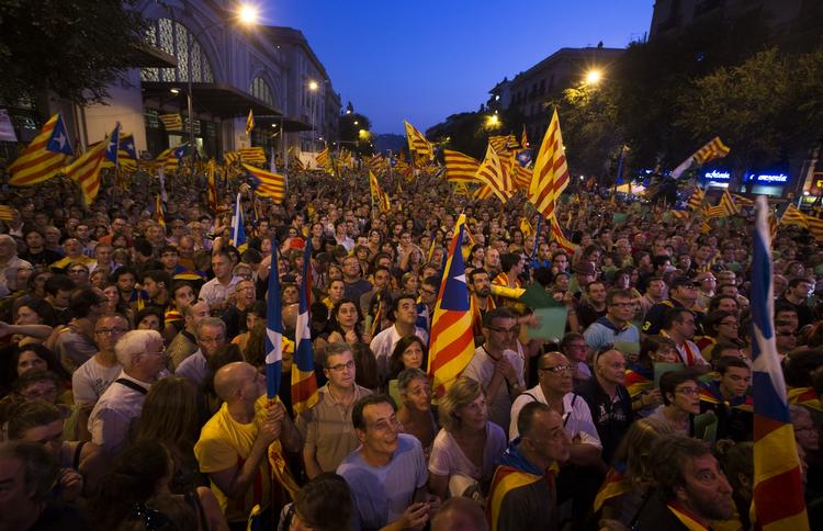 SELVSTÆNDIGHED. 1,5 millioner catalanere er på gaden i Barcelona for at demonstrere for et selvstændigt Catalonien - ifølge politiken.dk's korrespondent forløber demonstrationerne overraskende fredeligt. 