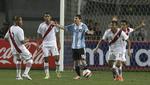 slåskamp. Argentinas Lionel Messi (midt) slår ud med armene i opgøret mod Peru, der af den lille Barcelona-spiller blev betegnet som en 'slåskamp'. 
