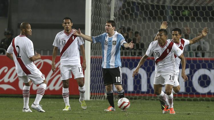 slåskamp. Argentinas Lionel Messi (midt) slår ud med armene i opgøret mod Peru, der af den lille Barcelona-spiller blev betegnet som en 'slåskamp'. 