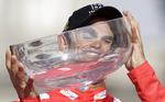 forvrænget. Alberto Contador set gennem glas-trofæet fra sejren i Vuelta a Espana. 