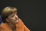 spændt. Tysklands kansler, Angela Merkel, krydser fingre for, at landets forfatningsdomstol i dag siger, at hun ikke er gået for langt i forsøget på at redde den europæiske økonomi. 