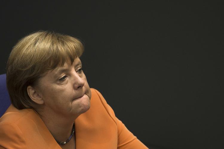 spændt. Tysklands kansler, Angela Merkel, krydser fingre for, at landets forfatningsdomstol i dag siger, at hun ikke er gået for langt i forsøget på at redde den europæiske økonomi. 