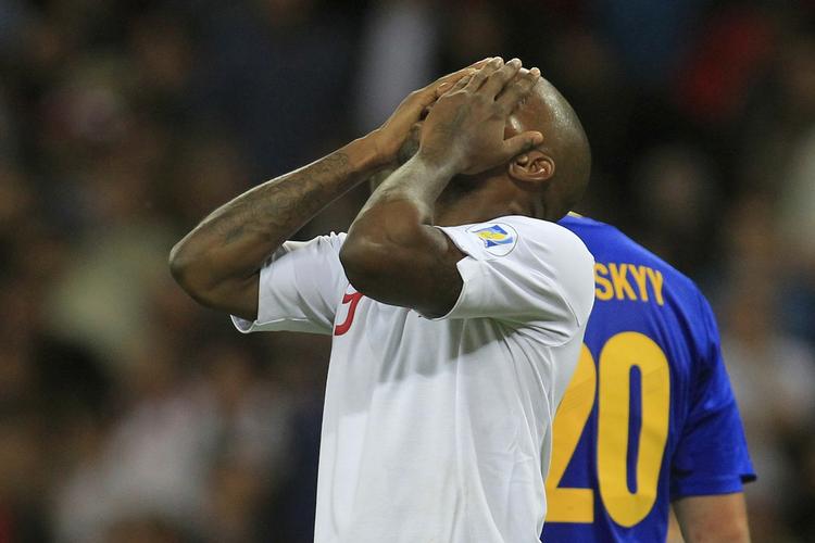 nedslående. Englands Jermain Defoe tager sig til hovedet over en misset chance i kampen mod Ukraine på Wembley. 