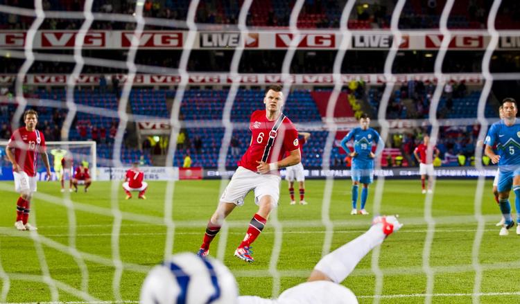 forløsning. Norges  John Arne Riise scorer i overtiden på straffespark mod Slovenien, efter Alexander Søderlund ikke havde gjort meget for at blive stående på benene i feltet. 