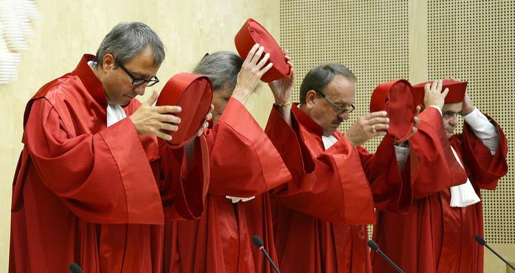JURA. Der er otte jurister i den tyske Forfatningsdomstol. De var i dag i centrum, da de meddelte deres dom over EU's redningsplan. 