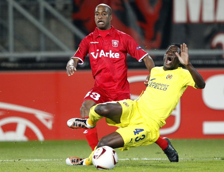 Ny. Dwight Tiendalli (t.v.) har fået sin fodbolduddannelse i Ajax, men nåede aldrig at få debut på førsteholdet. Inden Dwight Tiendalli kom til Twente i 2009, nåede han at spille for både Utrecht, Feyenoord og Sparta Rotterdam. 