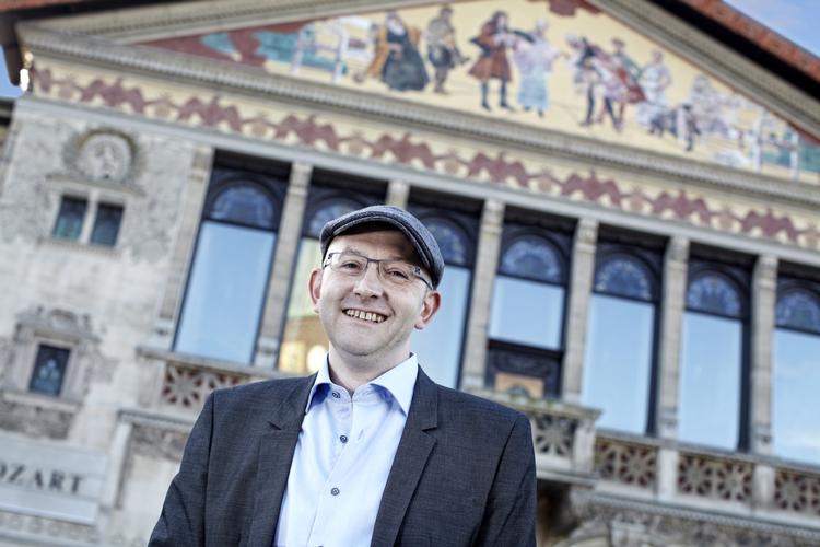 ny. Når Stefan Larsson flytter til Stockholm, rykker Mike Gordon ind i chefstolen på Aarhus Teater. 