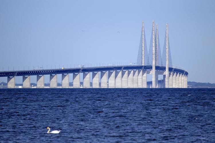 LUKKET. Pendler  mellem Danmark og Sverige må i nat væbne sig med tålmodighed, hvis de ønsker at benytte Øresundsbroen mellem midnat og klokken 3.00. 