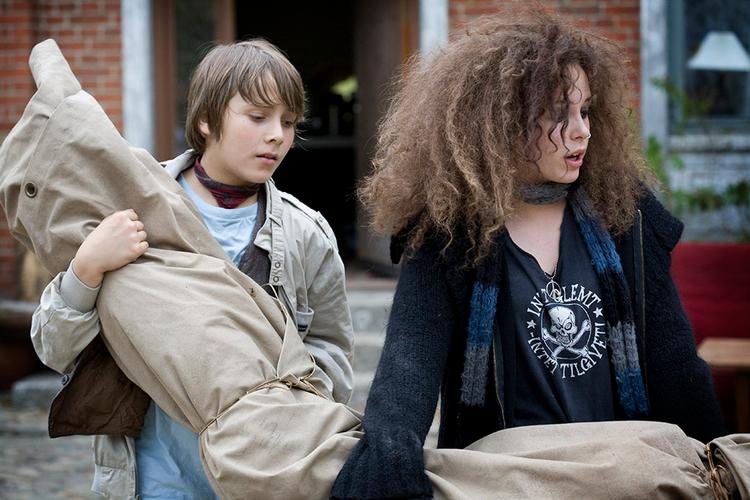 Tys! De tre børn, Plet, Rianne og Donna må gemme deres mors lig og holde hendes død skjult for omverdenen i den nye film 'Hemmligheden'. 