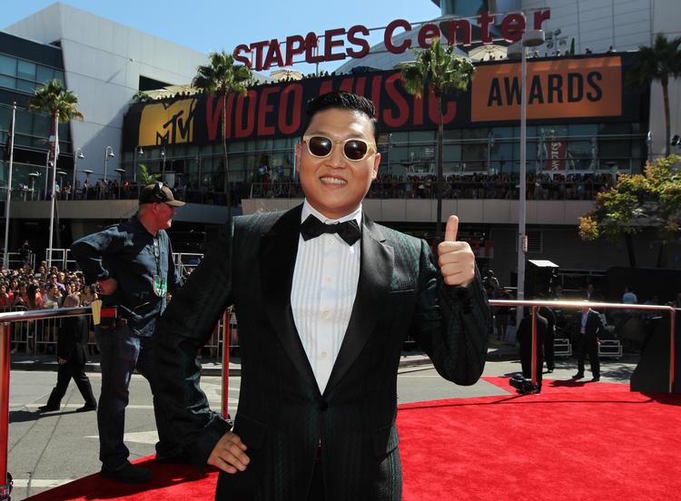 Fænomen. PSY optrådte i sidste uge  til MTV Awards i Staples Center i Los Angeles. Han har også lært Britney Spears, hvordan man laver de karakteristiske 'Gangnam Style'-dansetrin. 