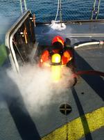 Røgdykker på vej ned på et brændende dæk på Arctic Victory. 