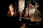 Mangesidet. Mikala Bjarnov Lage har været viden om i dansk teater- og danseliv. På Får302 instruerede hun bl.a. 'Jeg kender en dansker'.
