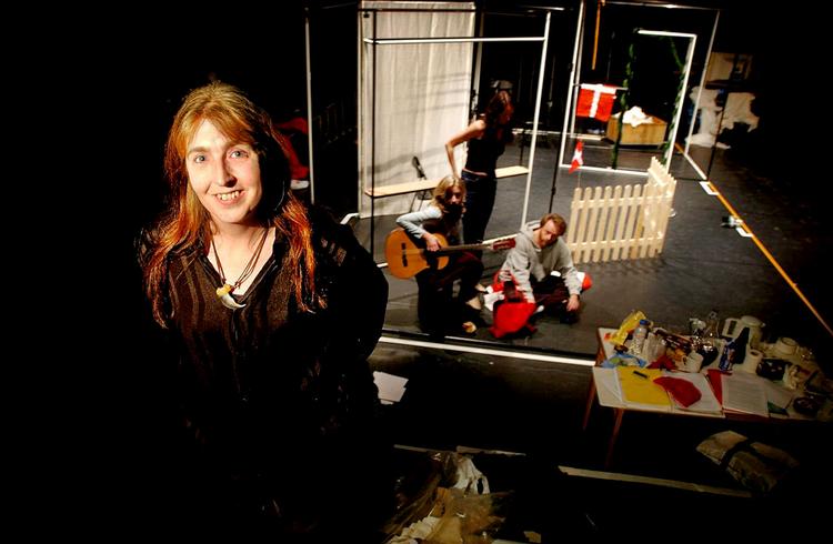 Mangesidet. Mikala Bjarnov Lage har været viden om i dansk teater- og danseliv. På Får302 instruerede hun bl.a. 'Jeg kender en dansker'.