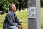 Stele. Jan Zahle ved en gravstele på Nørre Longelse kirkegård på Langeland af billedhuggeren, professor Hermann Ernst Freund, som Jan Zahle i øjeblikket er stærkt optaget af. 