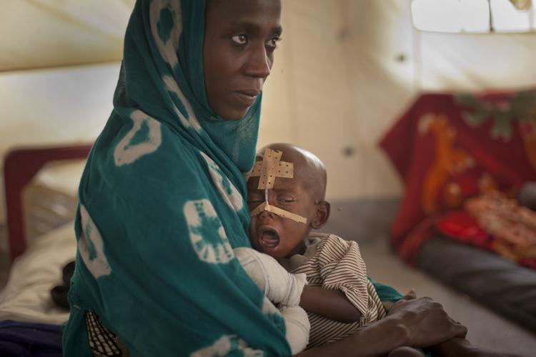 sult. 20-årige Astha Abdoulaye med sin stærkt underernærede søn Moussa Ali fotograferet i Chad i foråret. 