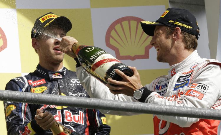eftertragtet. Red Bulls verdensmester Sebastian Vettel (tv) har vænnet sig til at få champagne efter løbene i Formel 1. 