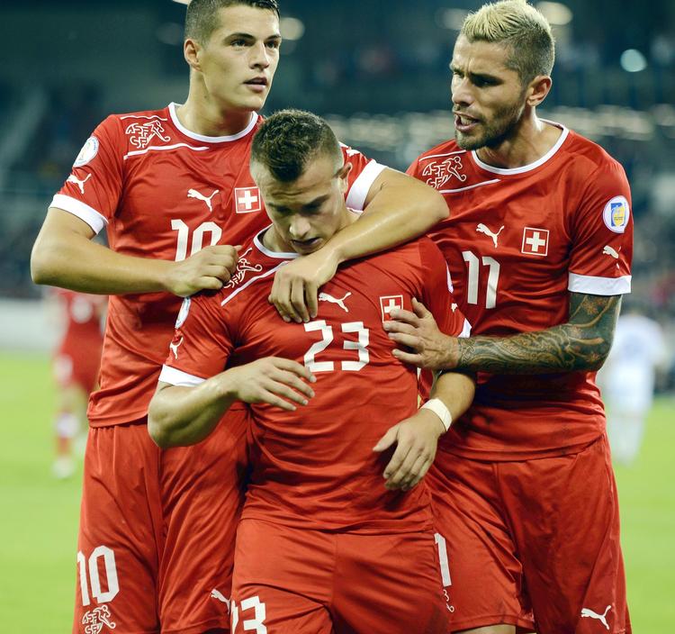 albansk. De tre schweiziske landsholdsspillere med albanske rødder (fra venstre)  Granit Xhaka, Xherdan Shaqiri og Valon Behrami jubler over en schweizisk scoring mod Albanien. 