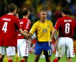 dopingstraf. Henke Larsson (midt) siger tak for kampen til de danske spillere efter 2-2-kampen ved EM i 2004, hvor resultatet til italienernes store utilfredshed bragte begge de nordiske lande videre. 