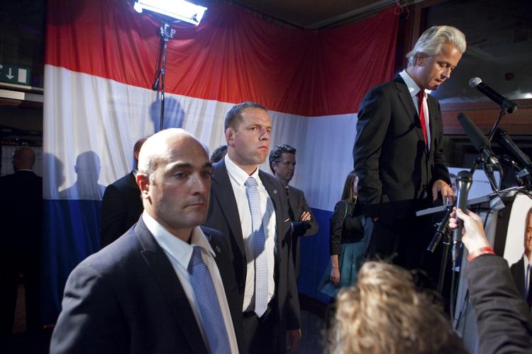 vælgersmæk. En nedbøjet Geert Wilders må konstatere, at hans Frihedsparti går fra 24 til 15 mandater i det hollandske parlament. 