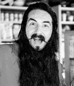 Skæg. Vært på DR's programmer 'Skæg med tal' og 'Skæg med bogstaver'. Bag det store skæg gemmer sig Mikkel Lomholt, der også har været med til at skrive sangene til programmerne. 