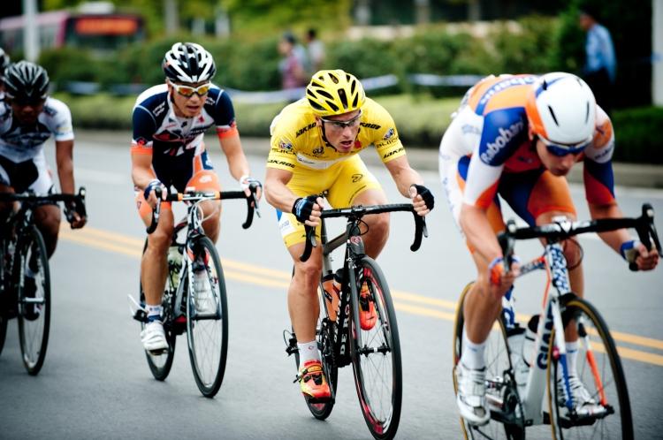triumf. Martin Pedersen (midt) i den gule førertrøje i Tour of China, som danskeren vandt samlet. 