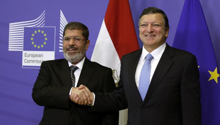 fordømmende. Egyptens præsident, Mohammed Morsi, besøger Bruxelles i dag, hvor han over for EU-kommissionens formand, José Manuel Barroso, fordømmer angrebet på amerikanske diplomater. 