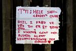 mindeord. Beboere på Vesterbro har lagt blomster og satte dette skilt op, efter drabet på den 48-årige kioskejer. 