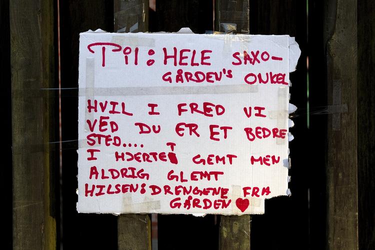 mindeord. Beboere på Vesterbro har lagt blomster og satte dette skilt op, efter drabet på den 48-årige kioskejer. 