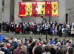 96. Flere hundrede mennesker troppede onsdag aften op ved St George's Hall i Liverpool, for at mindes de 96 omkomne fodboldfans. Blandt deltagerne ved højtideligheden var også den tidligere Liverpool-spiller Kenny Dalglish, der i april 1989 var manager for Liverpool FC. Også klubbens nuværende viceanfører, Jamie Carragher, deltog. 