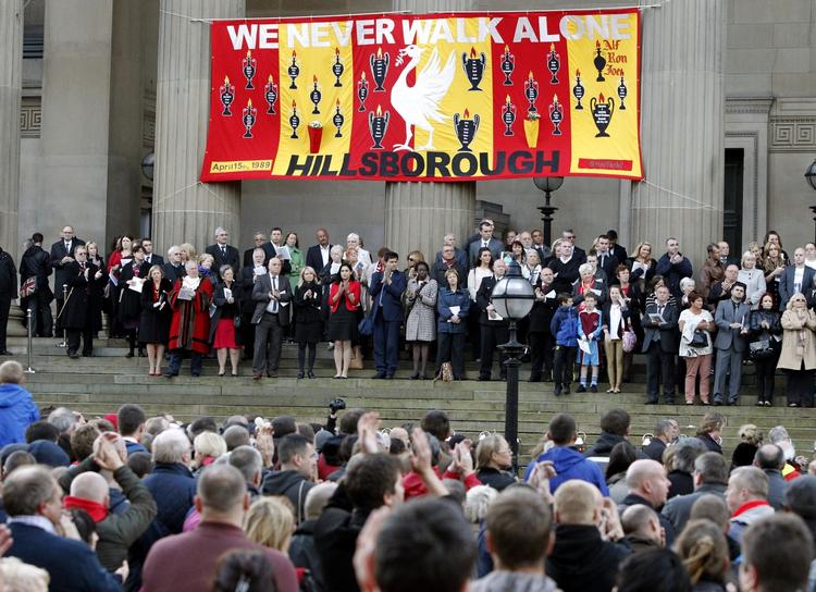 96. Flere hundrede mennesker troppede onsdag aften op ved St George's Hall i Liverpool, for at mindes de 96 omkomne fodboldfans. Blandt deltagerne ved højtideligheden var også den tidligere Liverpool-spiller Kenny Dalglish, der i april 1989 var manager for Liverpool FC. Også klubbens nuværende viceanfører, Jamie Carragher, deltog. 