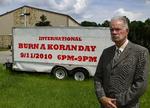 koranafbrænding. Den amerikanske præst Terry Jones skabte internationalt røre, da han truede med at brænde koraner af. (arkiv) 