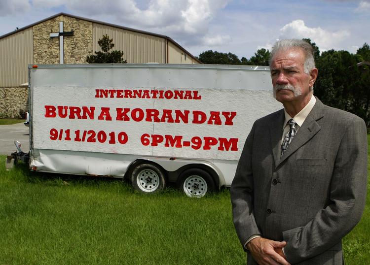 koranafbrænding. Den amerikanske præst Terry Jones skabte internationalt røre, da han truede med at brænde koraner af. (arkiv) 