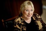 Fortælleglæde. I 'En passende aftale', første del af Fay Weldons nye trilogi, forsøger en adelig, men falleret engelsk familie at afsætte deres datter til nyrige amerikanere. 