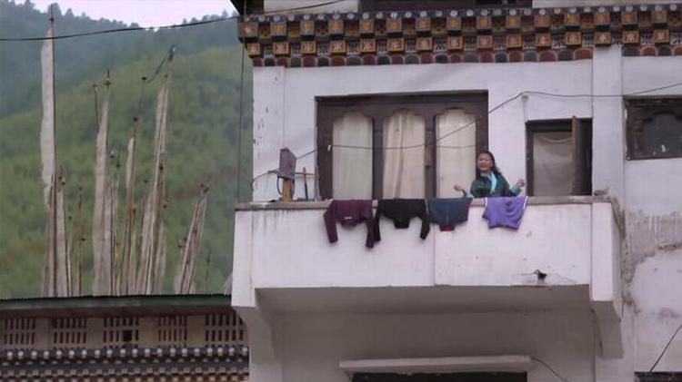 Bhutan. 'She Sings' giver plads og tid til at lade de medvirkende udtrykke sig rummeligt i ord og bevægelser, der indfanger 19-årige Dechen. 