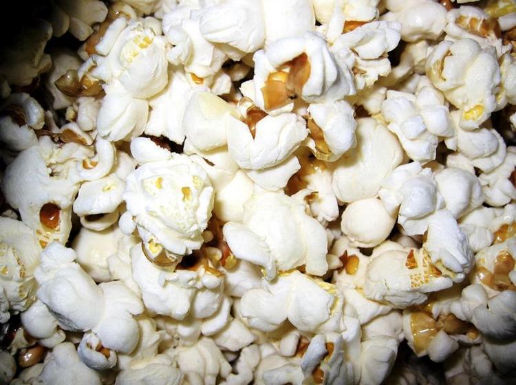 Sundt. Der er gode ting ved at spise popcorn - men du skal poppe dem selv uden fedt og salt. 