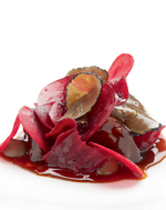 Rødt. Denne smukke ret kan med fordel laves nu, hvor rødbederne er i sæson. 