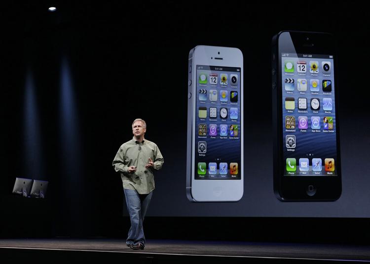 lovprisning. Der var mange mennesker på scenen, da den nye iPhone5 blev præsenteret i går. Her er det Apples vicechef for verdensomspændende marketing, Phil Schiller, der er på catwalken. 