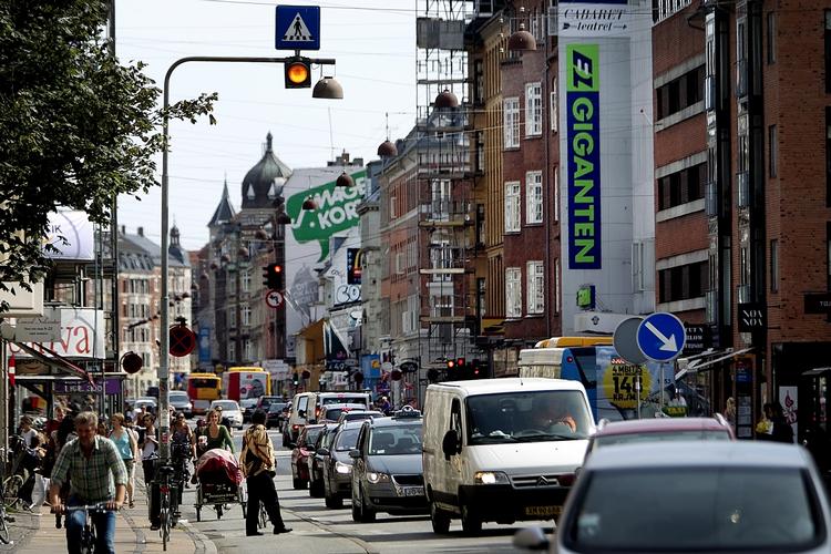 Amagerbrogade er en af de mest beboede gader på Amager. Derfor skal pendlertrafikken nu ledes over på mindre beboede veje. 