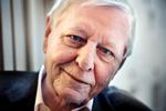 Poet. Enzensbergers greb om litteraturen gives tyngde af et langt livs erfaringer og oplevelser under først Hitler og siden den Kolde Krig. 