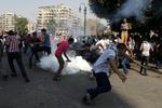 Kaos. Egyptiske demonstranter ved den amerikanske ambassade i Kairo, Egypten, løber fra tåregas, affyret af politiet. 