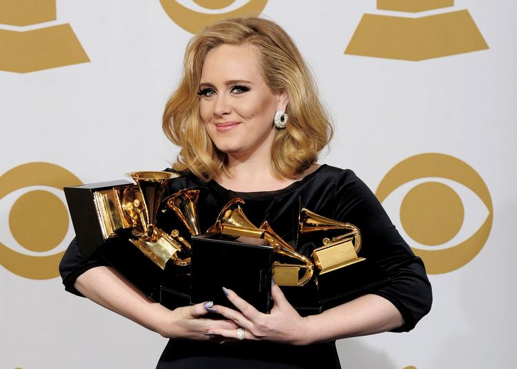 Superstjerne. Adele hev hele seks priser hjem under årets Grammy Awards i Los Angeles. Snart kan hun formentlig skrive James Bond-sangerinde på CV'et. 