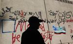 Kontrol. En egyptisk soldat står vagt foran den amerikanske ambasasde i Kairo. Flere steder er sikkerheden skærpet efter optøjer 