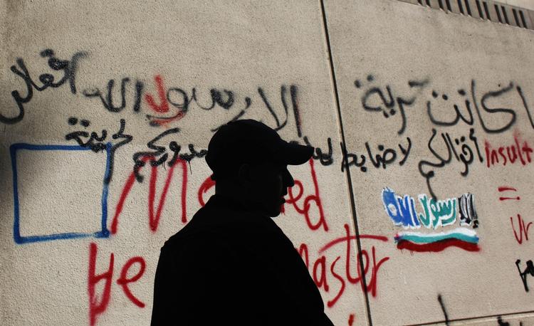 Kontrol. En egyptisk soldat står vagt foran den amerikanske ambasasde i Kairo. Flere steder er sikkerheden skærpet efter optøjer 