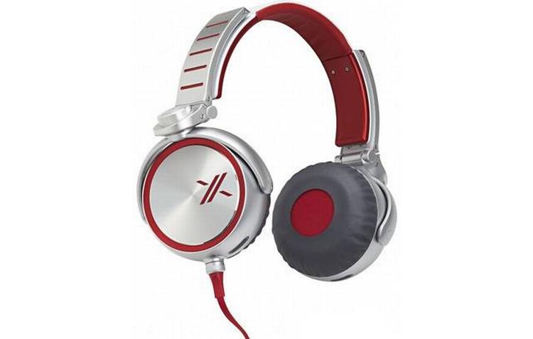 LYDHØR. Sony har sat et X Factor-logo på MDR-X10, der er udviklet i samarbejde med X Factors skaber, Simon Cowell. Måske ser vi dem snart på hovedet af Thomas Blachman. 